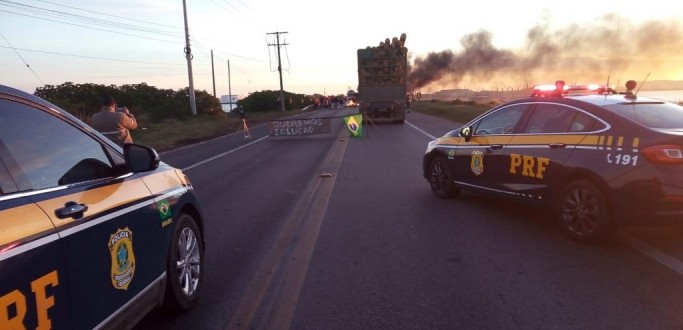 PROTESTO PEDE MAIS SEGURAN�A EM TRECHO DA BR 392 PR�XIMO AO BAIRRO SANTA TEREZA