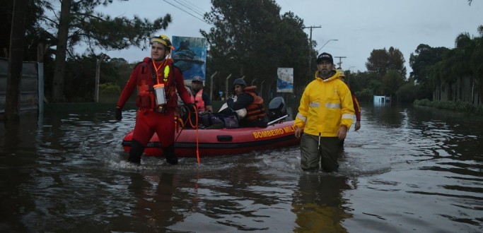 DEFESA CIVIL DE RG, AUTORIDADES DE SEGURAN�A E VOLUNT�RIOS SEGUEM O TRABALHO DE RETIRADA DE MORADORES DAS �REAS DE RISCO