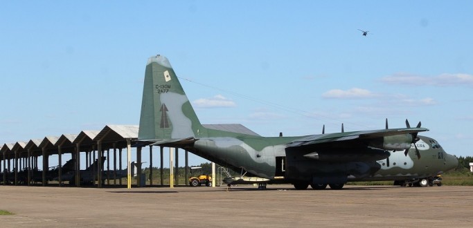 AVIES DA FAB VISTOS SOBREVOANDO O CU DE RG PARTICIPAM DE UM EXERCCIO OPERACIONAL
