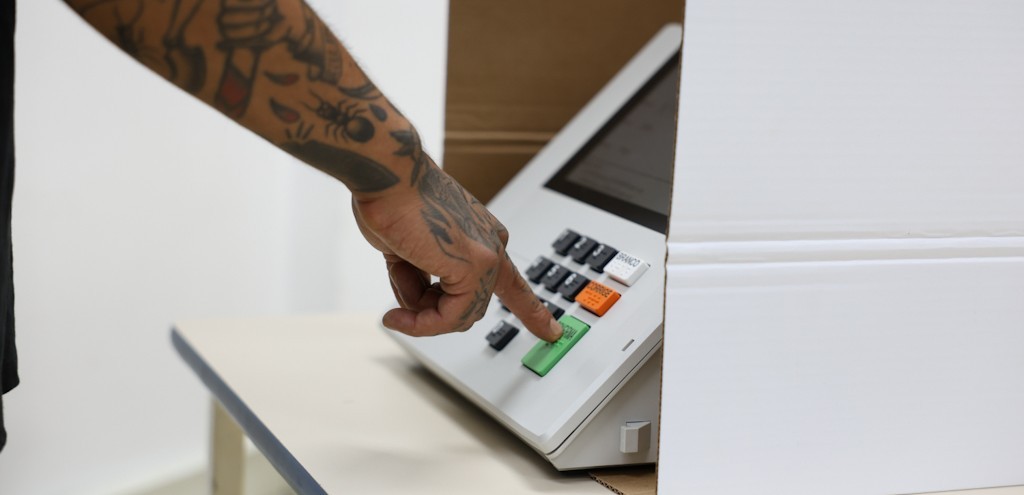 QUATRO EM CADA DEZ ELEITORES NO COMPARECERAM S URNAS E UM EM CADA TRS INVALIDARAM O VOTO NA ELEIO MUNICIPAL DE RG