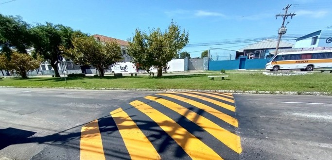 NCLEO DE SINALIZAO INSTALA NOVAS LOMBADAS NAS AVENIDAS PORTUGAL E BUARQUE DE MACEDO