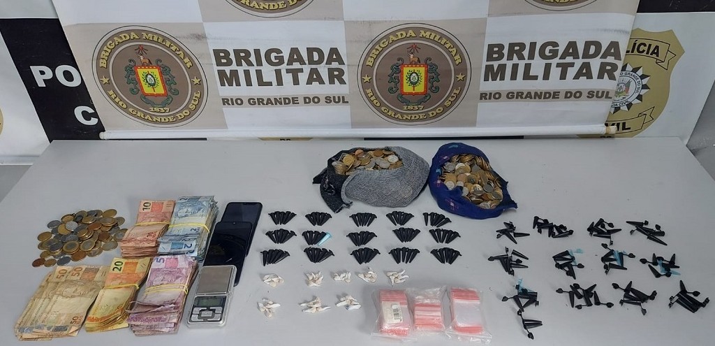 TRS HOMENS SO PRESOS E UM ADOLESCENTE  APREENDIDO POR TRFICO, EM RIO GRANDE