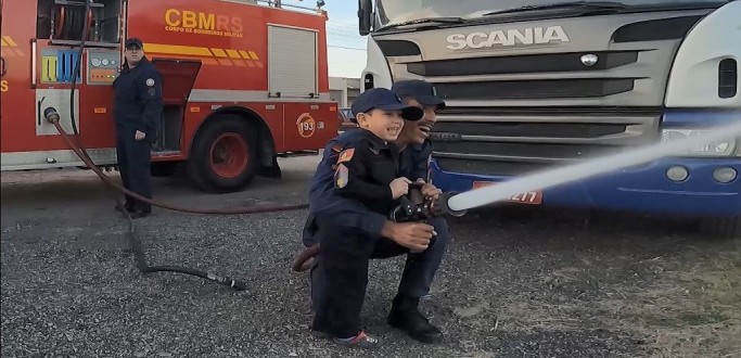 BOMBEIROS FAZEM SURPRESA PARA MENINO DURANTE FESTA DE ANIVERS�RIO, EM JAGUAR�O