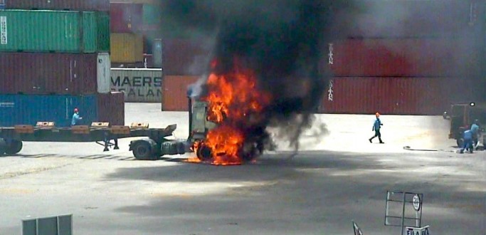 CAMINH�O PEGA FOGO NO P�TIO DO TECON