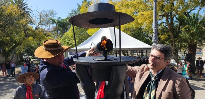 SOLENIDADE MARCA O ACENDIMENTO DA CHAMA CRIOULA EM RIO GRANDE