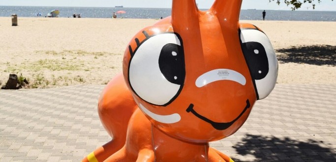 MASCOTE DA FENADOCE ALERTA PARA O USO DO FILTRO SOLAR