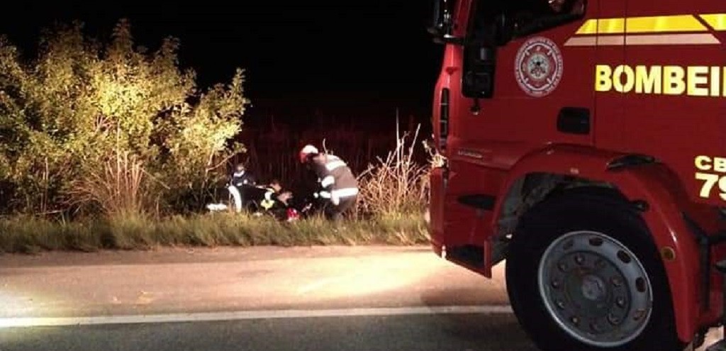 DE FOLGA, POLICIAIS DO PELOTO DE MOTOS DA PRE SOCORREM VTIMA DE ACIDENTE EM SLS