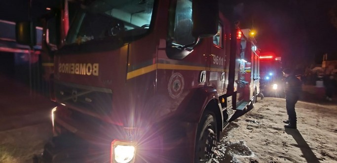 VE�CULO PEGA FOGO NO INTERIOR DE GARAGEM DE RESID�NCIA, NO BAIRRO S�O MIGUEL