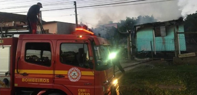 CASA � DESTRU�DA POR INC�NDIO NO BAIRRO FRAGATA, EM PELOTAS
