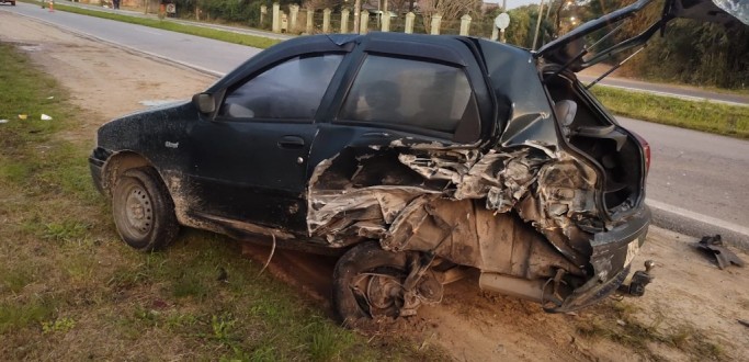 TRS PESSOAS FICAM FERIDAS EM ACIDENTE ENVOLVENDO DOIS CARROS, NA ERS 734