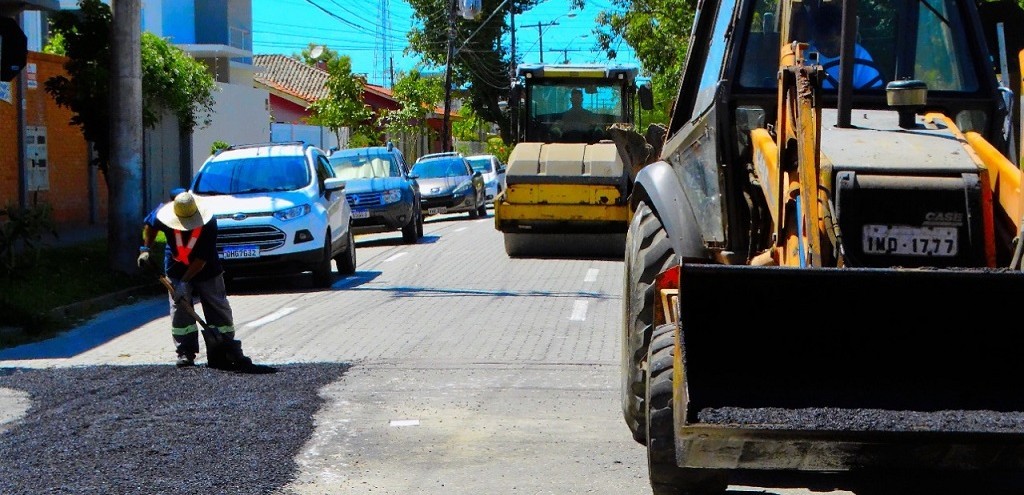 ZELADORIA TRABALHA COM RECUPERAO DE VIAS, CORTE DE GRAMA E RECOLHIMENTO DE DESCARTES