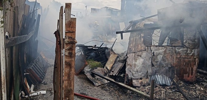 CASAS S�O DESTRU�DAS POR INC�NDIO NA HENRIQUE PANCADA