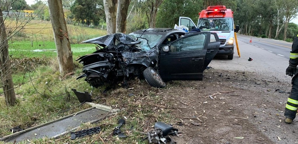 CARRO COLIDE EM RVORE S MARGENS DA BR 116, EM JAGUARO