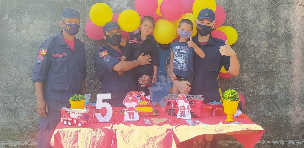 MENINA RECEBE VISITA DOS BOMBEIROS DURANTE ANIVERSRIO, EM JAGUARO E REAO EMOCIONA