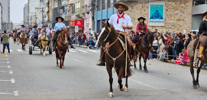 DESFILE FARROUPILHA MARCA O 20 DE SETEMBRO EM RG