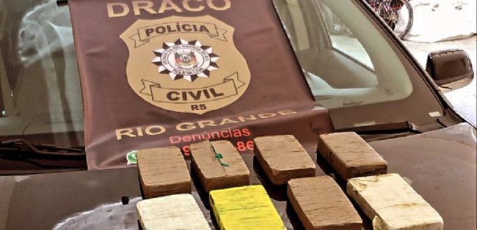 POLCIA CIVIL PRENDE TRIO POR TRFICO DE DROGAS NO BAIRRO MUNICIPAL