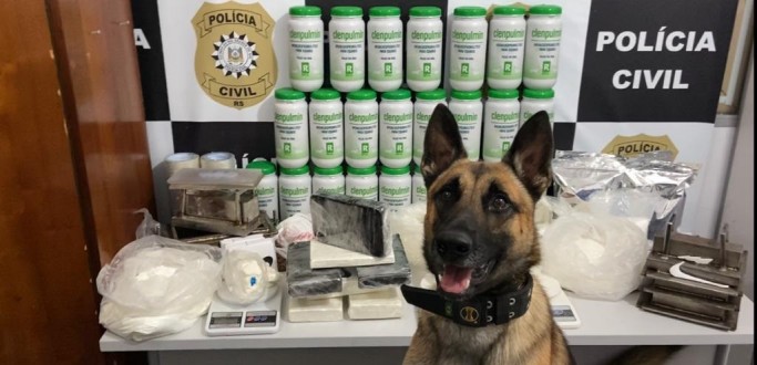 POL�CIA CIVIL APREENDE 18 QUILOS DE COCA�NA NO INTERIOR DE UM VE�CULO CLONADO EM RG