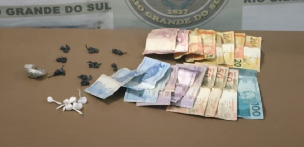 BM PRENDE DUPLA POR TRFICO DE DROGAS NO CENTRO DE PELOTAS