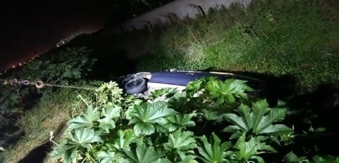 CARRO CAI EM VALETA S MARGENS DA BR 392, NO BAIRRO SANTA TEREZA