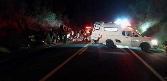 ACIDENTE ENTRE PEQUENO CAMINHO E VAN DEIXA SETE PESSOAS FERIDAS NA BR 116, EM ARROIO GRANDE