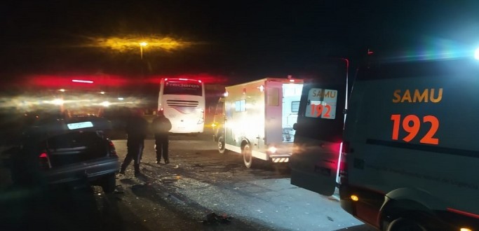 ACIDENTE ENTRE CARRO E NIBUS DEIXA DUAS PESSOAS FERIDAS NA BR 116, EM JAGUARO