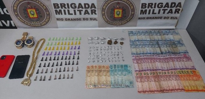 MULHER  PRESA POR TRFICO DE DROGAS PELO 5 BPCHQ, EM RIO GRANDE