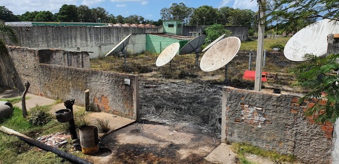 INCNDIO ATINGE ANTIGO PTIO DE ANTENAS NO JARDIM HUMAIT