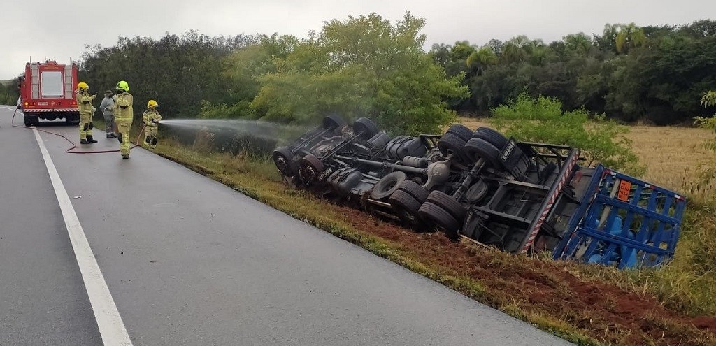 CAMINHO CARREGADO COM BOTIJES DE GS SAI DA PISTA E TOMBA, NA BR 116, EM TAPES