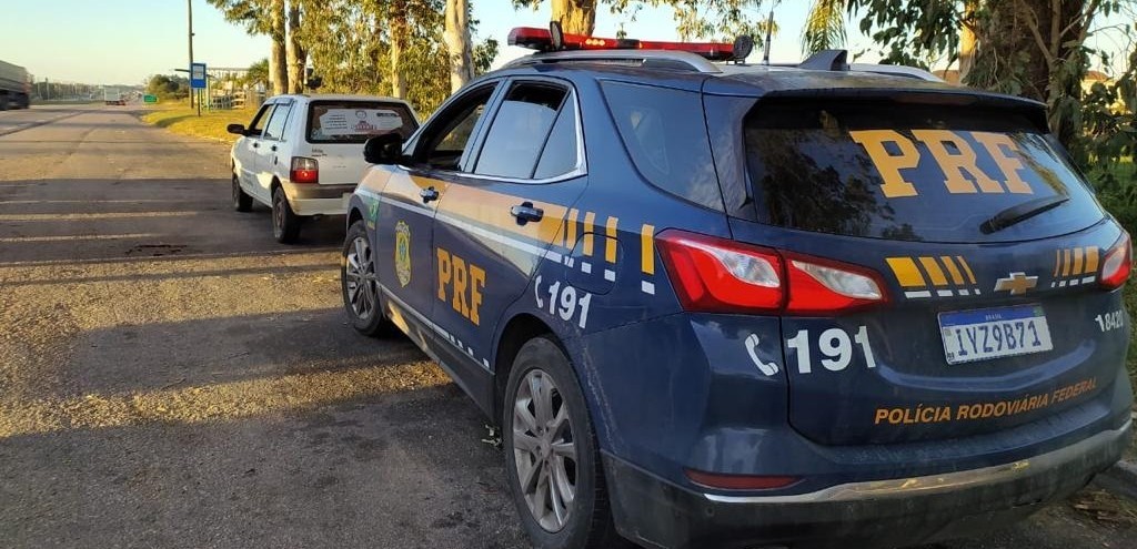 PRF RECUPERA CARRO QUE HAVIA SIDO FURTADO DA PREFEITURA DE MOSTARDAS