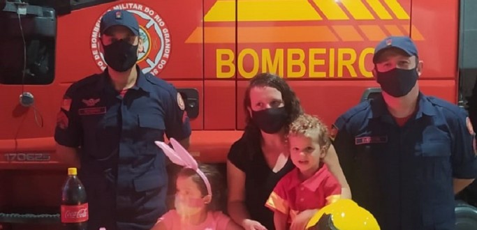 MENINO DE ARROIO GRANDE CELEBRA ANIVERS�RIO DE DOIS ANOS COM BOMBEIROS DE JAGUAR�O