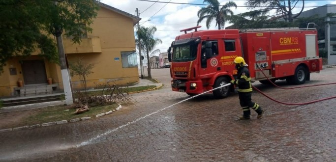 BOMBEIROS DE JAGUARO ATUAM EM LAVAGEM DE PISTA, APS DERRAMAMENTO DE TINTA PVA