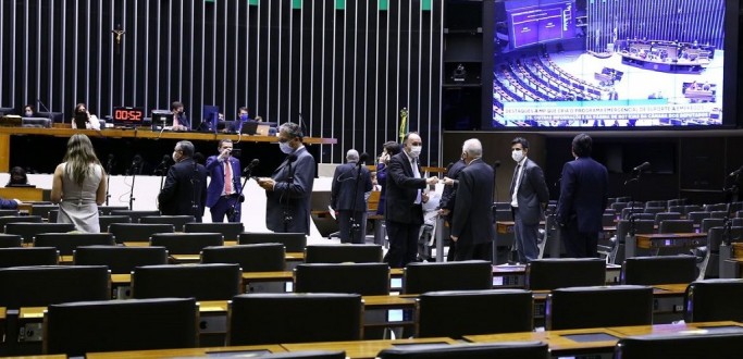 CMARA APROVA TEXTO-BASE DA PEC QUE ADIA ELEIES DESTE ANO