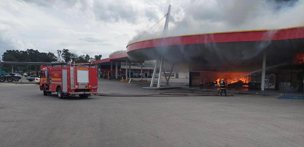BOMBEIROS CONTROLAM INCNDIO EM POSTO DE COMBUSTVEIS, EM CAPO DO LEO