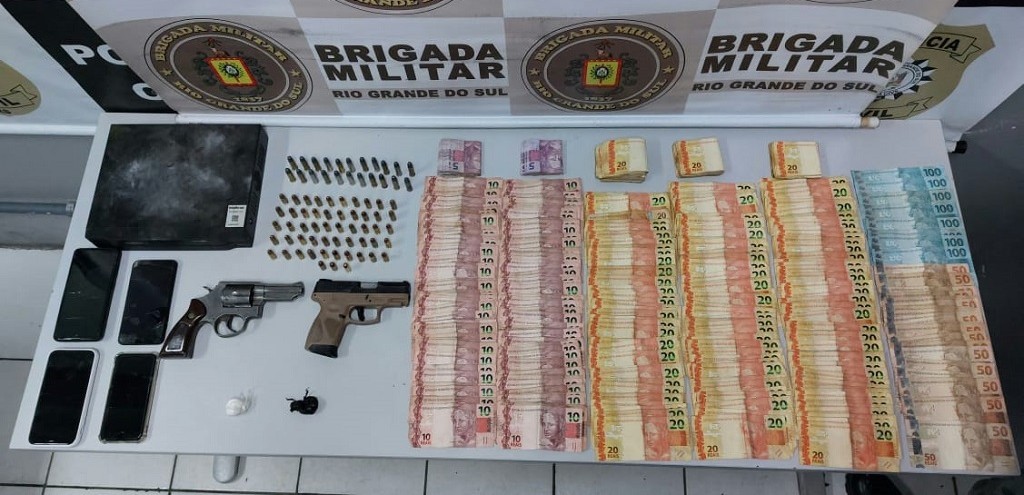 HOMEM É PRESO E ADOLESCENTE APREENDIDO COM ARMAS E DINHEIRO, NA VILA RECREIO