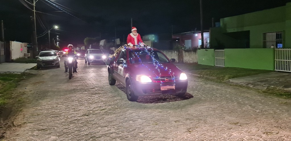 CARREATA DO PAPAI NOEL MOVIMENTA O BAIRRO PARQUE SO PEDRO DISTRIBUINDO SORRISOS E CONSTRUINDO MEMRIAS