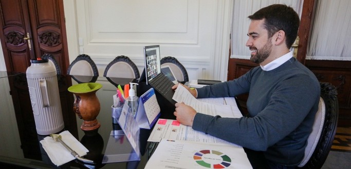 LEITE SANCIONA LEIS QUE CRIAM PROGRAMA VE�CULO LEGAL E O PROJETO M�SCARA ROXA