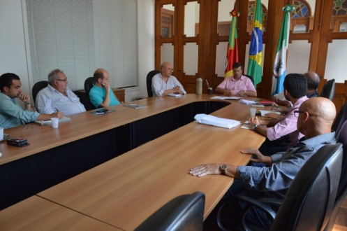 PREFEITO SE RENE PARA DISCUTIR NOVAS MORADIAS NO MUNICPIO