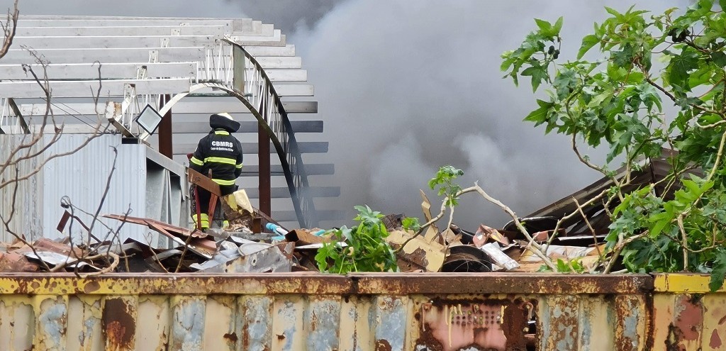 RECICLADORA  ATINGIDA POR INCNDIO, EM RIO GRANDE