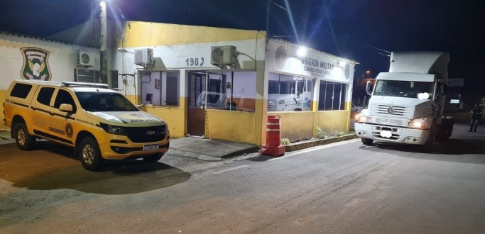 2 BRBM PRENDE MULHER QUE DIRIGIA CAMINHO COM CNH FALSA