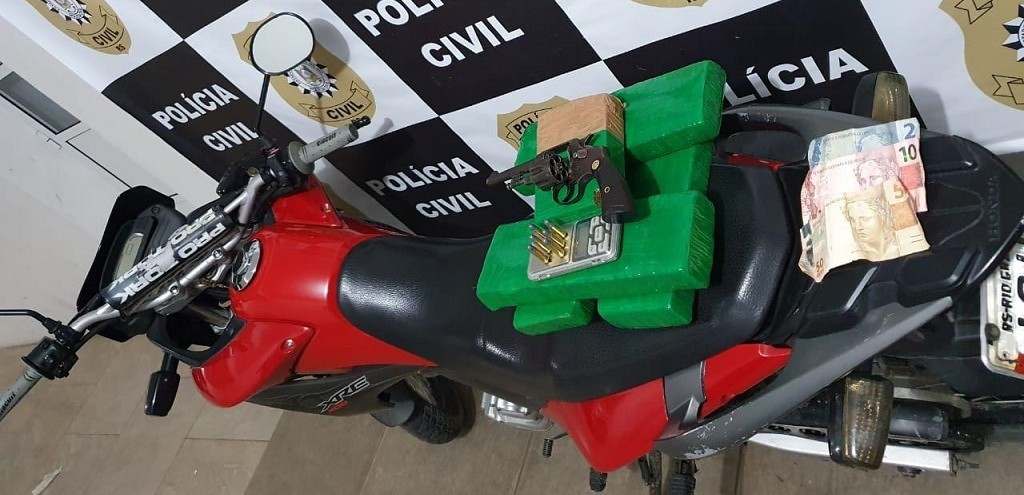 DRACO PRENDE DOIS HOMENS E UMA MULHER POR TRFICO E PORTE ILEGAL DE ARMA, NO BUCHOLZ