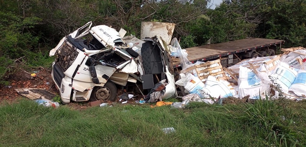 CASAL E BEB FICAM FERIDOS EM TOMBAMENTO DE CAMINHO NA BR 101, EM SJN