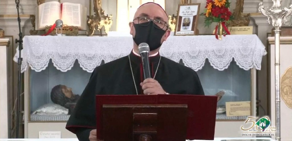 DOM RICARDO HOEPERS RECEBE A MEDALHA DO MRITO FARROUPILHA