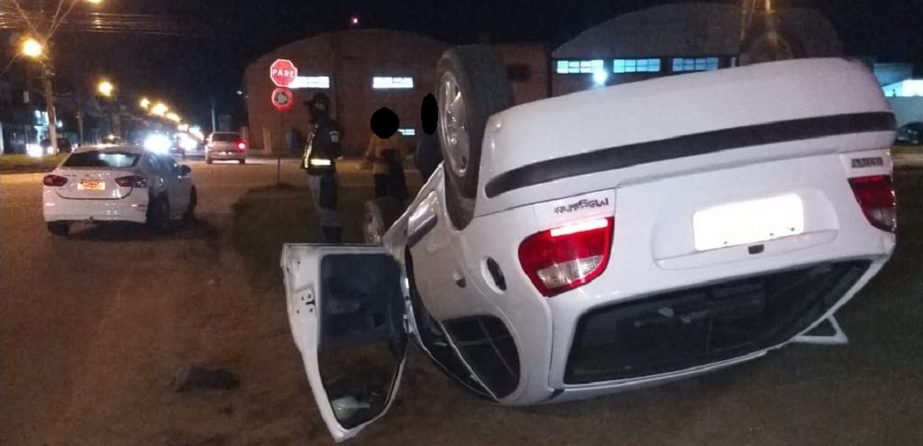 CARRO CAPOTA EM ACIDENTE NA SATURNINO DE BRITO