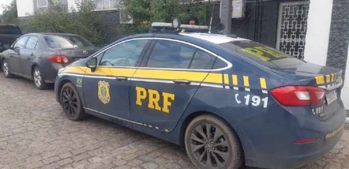 APS FUGIR DAS AUTORIDADES URUGUAIAS CASAL ARGENTINO  INTERCEPTADO PELA PRF EM PELOTAS