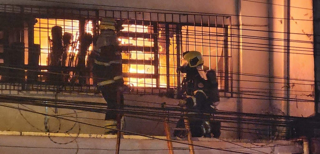 INCNDIO ATINGE ESTABELECIMENTO COMERCIAL NO CENTRO DE RIO GRANDE