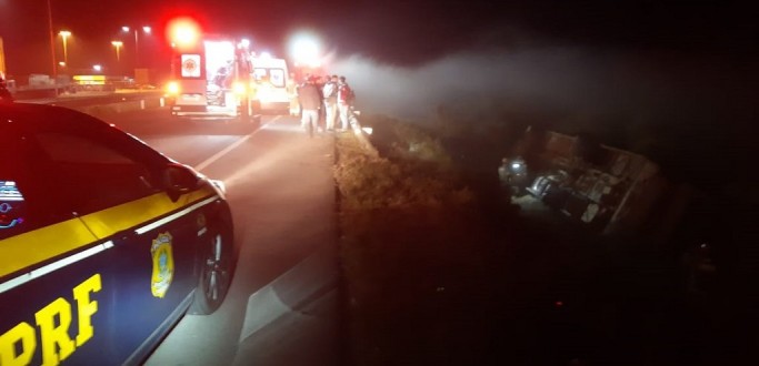 NIBUS TOMBA E DEIXA PELO MENOS DEZ FERIDOS NA BR 116, EM CAMAQU