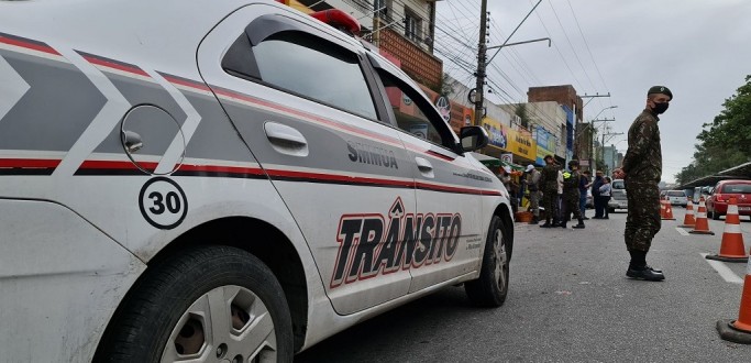 MILITARES DO 6� GAC AUXILIAM V�TIMAS DE ACIDENTE DE TR�NSITO NA RUA 24 DE MAIO