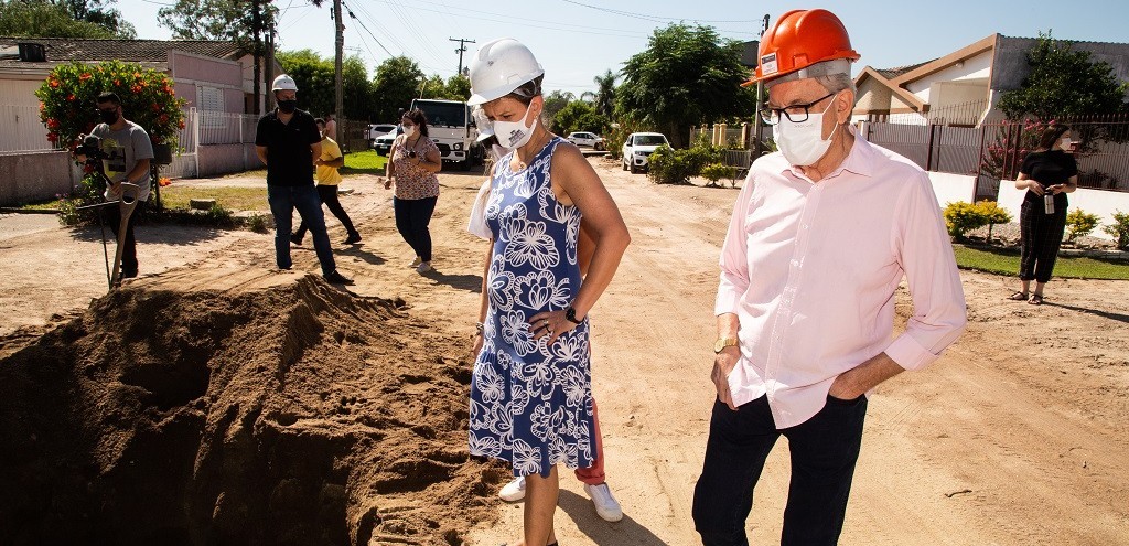 PREFEITA DE PELOTAS ACOMPANHA CONSTRUO DA REDE DE ESGOTO DA RUA RUDI BONOW