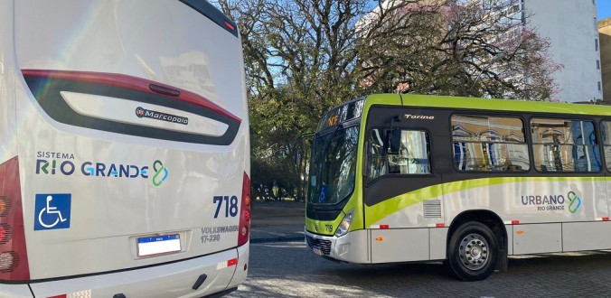 NOVOS �NIBUS S�O APRESENTADOS EM FRENTE � PREFEITURA MUNICIPAL