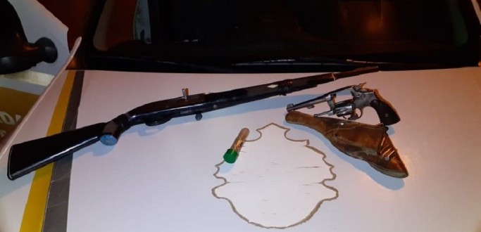 DUPLA  PRESA POR PORTE ILEGAL DE ARMA DE FOGO EM BAG